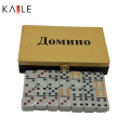 Jeu de Domino coloré dans une boîte en métal